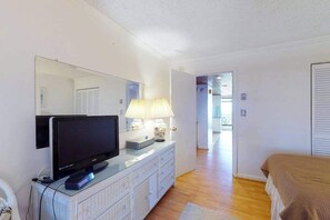 1 bedroom, WiFi, bed sheets - Oceanfront condo with balcony, AC, pool, & W/D (Ocean City)