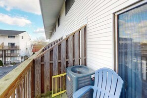 Property grounds - Two-level condo with balcony, AC, pool & dock - blocks to beach/Northside Park (Ocean City)