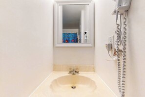 Shower, towels - Two-level condo with balcony, AC, pool & dock - blocks to beach/Northside Park (Ocean City)