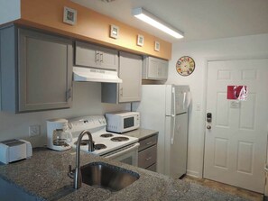 Frigorifero, microonde, forno, piano cottura