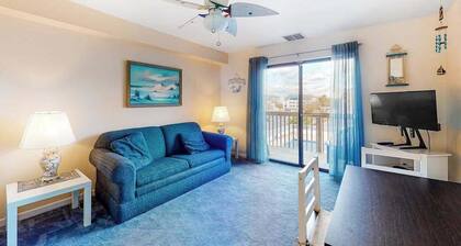 Two-level condo with balcony, AC, pool & dock - blocks to beach/Northside Park