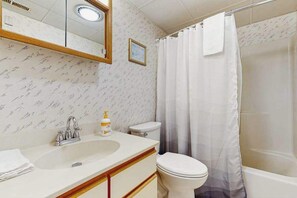 Shower, towels - Waterfront Condo w/ Balcony Overlooking the Canal, WiFi, AC & Shared Pool (Ocean City)
