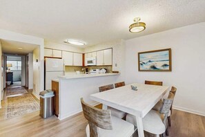 Dining - Waterfront Condo w/ Balcony Overlooking the Canal, WiFi, AC & Shared Pool (Ocean City)