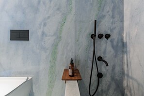 Een douche, een haardroger, handdoeken