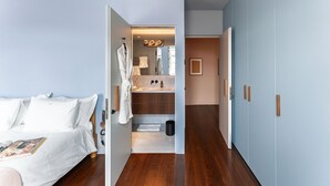 Une chambre à coucher avec un lit, une table de chevet et une commode.