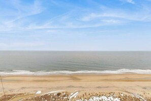 On the beach - Bright waterfront condo with balcony, incredible views, pools & gym (Ocean City)