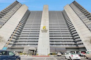 Exterior - Bright waterfront condo with balcony, incredible views, pools & gym (Ocean City)