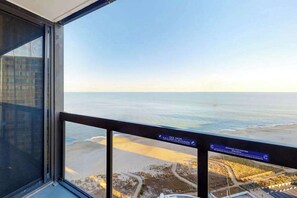 Property grounds - Beachfront condo with balcony, AC, pools, gym & sauna (Ocean City)