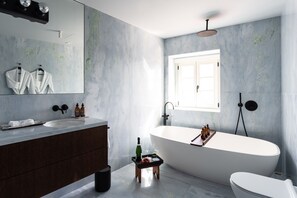 Shower, hair dryer, towels - Porto Arts Club Apartment V by Feel Discovery (Porto)