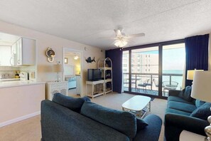 TV - Waterfront condo with balcony, washer/dryer, pools & gym (Ocean City)