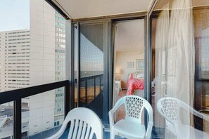 Property grounds - Updated beachfront condo, high speed internet, balcony, pools & AC (Ocean City)