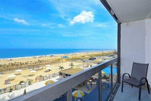 Property grounds - Joyful beachfront condo with balcony, pools, gym, game room & AC (Ocean City)