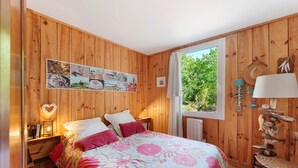 2 habitaciones, tabla de planchar con plancha y ropa de cama 