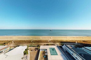 Ein Hotel an der Küste mit Blick auf Strand und Meer.