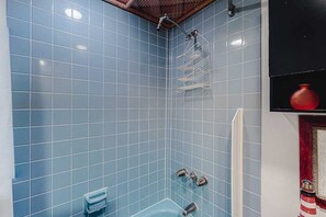 Shower, towels - Convenient studio right on the beach with pools & W/D (Ocean City)