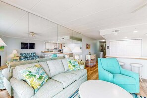 TV, fireplace, offices - Direct oceanfront top floor condo w/outdoor pool, balcony, easy beach access (Ocean City)