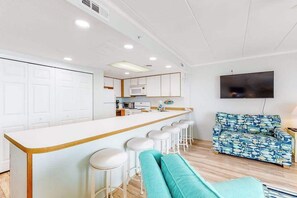 Interior - Direct oceanfront top floor condo w/outdoor pool, balcony, easy beach access (Ocean City)