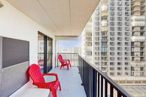 Property grounds - Open & Spacious Condo w/Free WiFi, Central AC, Private W/D, Beachfront Location (Ocean City)