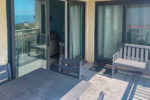 Outdoor dining - Lovely second-floor home with beach views from balcony + free WiFi, elevator (Ocean City)