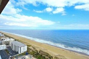 On the beach - Convenient beachfront condo with balcony, pools, sauna, & AC (Ocean City)