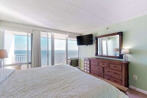 3 bedrooms, Internet, bed sheets - Convenient beachfront condo with balcony, pools, sauna, & AC (Ocean City)