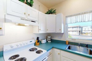 Fridge, microwave, oven, stovetop - Spacious Bayside Townhouse w/Deck, Balcony, Washer/Dryer, Central A/C, Free WiFi (Ocean City)