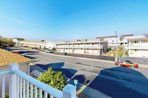 Property grounds - Spacious Bayside Townhouse w/Deck, Balcony, Washer/Dryer, Central A/C, Free WiFi (Ocean City)