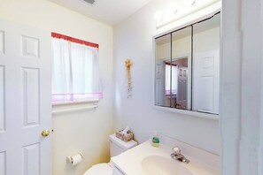 Shower, towels - Spacious Bayside Townhouse w/Deck, Balcony, Washer/Dryer, Central A/C, Free WiFi (Ocean City)