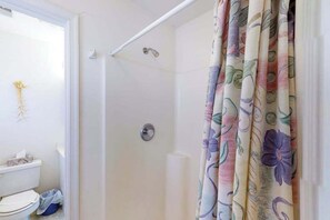 Shower, towels - Spacious Bayside Townhouse w/Deck, Balcony, Washer/Dryer, Central A/C, Free WiFi (Ocean City)