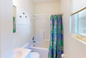 Shower, towels - Spacious Bayside Townhouse w/Deck, Balcony, Washer/Dryer, Central A/C, Free WiFi (Ocean City)