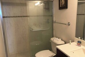 Shower, towels - Terrific beachfront condo with pools, gym, sauna, balcony, & A/C (Ocean City)