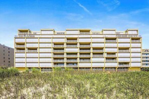 Een meerlaags gebouw met balkons, vermoedelijk een hotel of appartementencomplex.