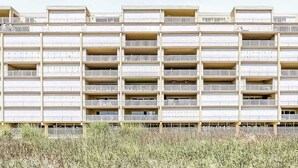 Een meerhoog gebouw met balkons, waarschijnlijk een hotel of appartementencomplex.