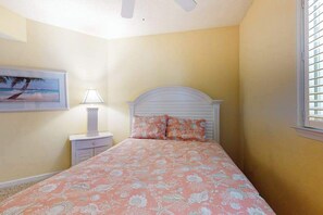 3 bedrooms, WiFi, bed sheets - Charming Bayfront Condo Close to the Beach w/Shared Pool, Free WiFi, Private W/D (Ocean City)