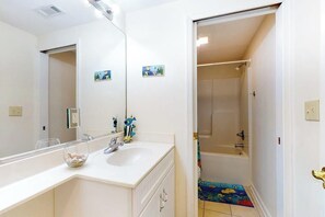 Shower, towels - Charming Bayfront Condo Close to the Beach w/Shared Pool, Free WiFi, Private W/D (Ocean City)