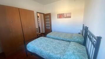 3 habitaciones, tabla de planchar con plancha, wifi y ropa de cama