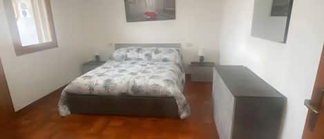 3 habitaciones, tabla de planchar con plancha, wifi y ropa de cama