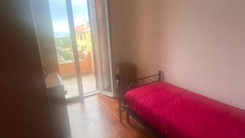 3 habitaciones, tabla de planchar con plancha, wifi y ropa de cama