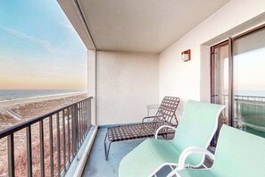 Property grounds - 4th-Floor End Condo w/Incredible Location, Shared Olympic Pool, A/C, & Tennis (Ocean City)