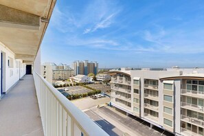 Property grounds - Open & Well-Appointed Condo in Beachfront Location w/Shared Pool, Free WiFi (Ocean City)