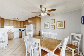 Dining - Open & Well-Appointed Condo in Beachfront Location w/Shared Pool, Free WiFi (Ocean City)
