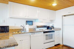 Fridge, microwave, oven, stovetop - Beachloft 2H (Ocean City)