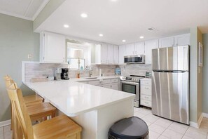 Fridge, microwave, oven, stovetop - Misty Sea 104 (Ocean City)