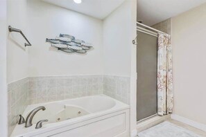 Shower, towels - Gorgeous 2nd-Floor Bayside Condo w/Private W/D, Shared Pool, Central AC, WiFi (Ocean City)