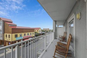 Property grounds - Gorgeous 2nd-Floor Bayside Condo w/Private W/D, Shared Pool, Central AC, WiFi (Ocean City)