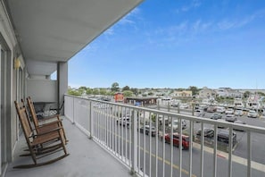 Property grounds - Gorgeous 2nd-Floor Bayside Condo w/Private W/D, Shared Pool, Central AC, WiFi (Ocean City)