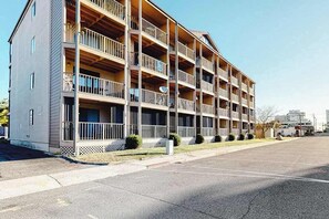 Exterior - Lovely bayside condo with wading pool, balcony, beach access, W/D, & central AC (Ocean City)