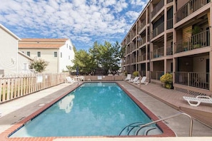 Pool - Lovely bayside condo with wading pool, balcony, beach access, W/D, & central AC (Ocean City)