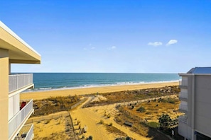 På stranden