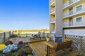 Outdoor dining - Beachfront Condo w/Incredible Beach Views, A/C, Washer/Dryer, Free WiFi (Ocean City)
